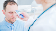 Κορωνοϊός: Με ποιο σύμπτωμα ξεκινάει συνήθως η Covid-19