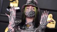 H Billie Eilish εγκαταλείπει το looκ - σήμα κατατεθέν της