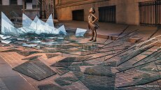 To "Fearless Girl" της Wall Street περιβάλλεται πλέον από ένα "σπασμένο γυάλινο ταβάνι"