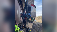 Διάσωση - θαύμα μέσα από όχημα που κρεμόταν από αερογέφυρα - Δείτε το βίντεο