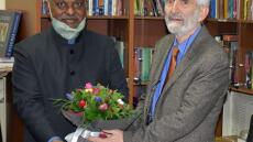 Νίκος Καζανάς: Ο Έλληνας καθηγητής που βραβεύτηκε στην Ινδία