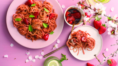 Σπαγγέτι με πικάντικη σάλτσα φράουλας: η απόλυτα πρωτότυπη ανοιξιάτικη συνταγή