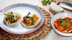 Τοστάδας με κοτόπουλο tinga σε καπνιστή σάλτσα ντομάτας και ξηρό ανθότυρο