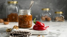 Γνωρίζουμε την ατζίκα, τη γεωργιανή σάλτσα-φωτιά