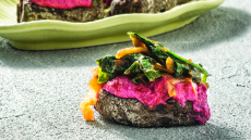 Ντάκος με κρέμα κόκκινου χούμους και τσιγαριαστά, ανοιξιάτικα χόρτα