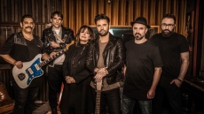 Χάρις Αλεξίου: Συνεργάζεται με τους ONIRAMA και «Ξημερώνει»… στου κόσμου όλου τις καρδιές