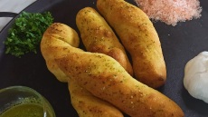 Σκορδόψωμα: Πώς να φτιάξετε τα νηστίσιμα ψωμάκια στο σπίτι