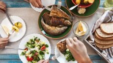 Η πανδημία του κορωνοϊού «μάζεψε» την οικογένεια στο τραπέζι