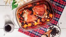 Χοιρινό κότσι με αποξηραμένα βερίκοκα και κολοκύθα