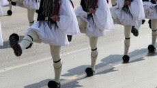 Τι συμβολίζει ο ήχος από το τσαρούχι στον επιβλητικό βηματισμό των Ευζώνων