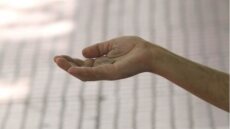 Πύργος: Φυγόποινη με δυο καταδίκες έβαζε τον ανήλικο γιο της να επαιτεί