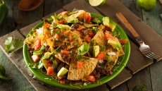 Νάτσος: Οι πιο νόστιμες γαρνιτούρες για να τα απολαύσετε με ή χωρίς παρέα 