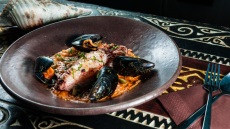 Ρύζι στην ξάπλα (a la tumbada) με καλαμάρι και μύδια