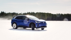 Παιχνίδια στο χιόνι με τα VW ID.4 και Golf R 