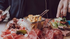 Άνοια: Τα κρεατικά που αυξάνουν κατά 44% τον κίνδυνο – 25 γραμμάρια είναι αρκετά