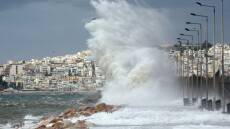 Καιρός: Ενισχυμένοι άνεμοι στο Αιγαίο - Βίντεο με τις καταστροφές σε καλλιέργειες από χαλάζι στη Μεσσηνία