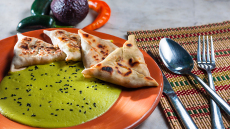 Καλτσούνια με γέμιση από γαρίδες, ελιές και σάλτσα αβοκάντο