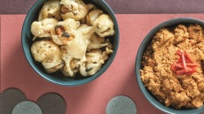 Μύδια σε κουρκούτι μπίρας με ντιπ πιπεριάς Φλωρίνης