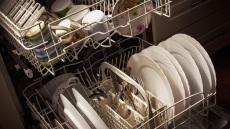 Ναι, υπάρχει σωστός τρόπος για να γεμίζετε το πλυντήριο των πιάτων