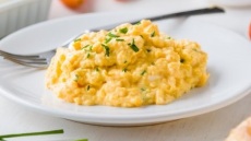 Φτιάχνουμε τα πιο ζουμερά αβγά σκραμπλ