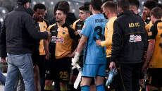 Οπαδοί της ΑΕΚ σταμάτησαν τους παίκτες στη φυσούνα και απαιτούσαν: «Βγάλτε τώρα τις φανέλες» - Δείτε βίντεο