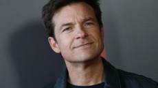 Jason Bateman: Αφιέρωσε το βραβείο του στο υγειονομικό προσωπικό που μάχεται κατά του Covid-19
