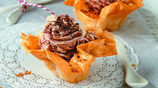 Καλαθάκια από φύλλο κρούστας γεμισμένα με μους χαλβά και σοκολάτα