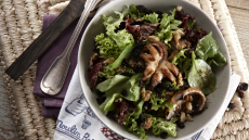 Σαλάτα με σοτέ σουπιές, καρύδια και βινεγκρέτ μουστάρδας