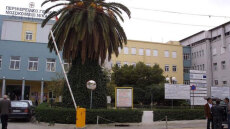 Ηλικιωμένη μητέρα παιδιού που νοσηλεύτηκε στην Ψυχιατρική κλινική Νίκαιας καταγγέλλει περιστατικό βίας 