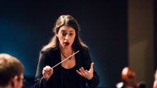 ΗΠΑ: Μια Ελληνίδα, η πρώτη γυναίκα μαέστρος στη Συμφωνική Ορχήστρα του Κονρό, στο Τέξας