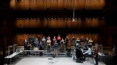 «Τα γεγονότα» : Ένα πολιτικό έργο για τον νεοφασισμό και την ξενοφοβία από την Εθνική Λυρική Σκηνή