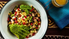 Δροσερή οσπριάδα -στυλ mexicana- με σάλτσα εσπεριδοειδών με μέλι