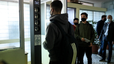 Self-testing.gov.gr: Έτσι επιστρέφουν οι μαθητές στα Λύκεια - Πώς πετάμε το self test