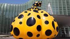 Γιαγιόι Κουσάμα: Δείτε πώς η θάλασσα «κατάπιε» το διάσημο γλυπτό της