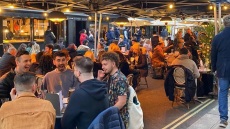 Κορωνοϊός - Βρετανία: Πάρτι για δεύτερη μέρα στους δρόμους του Λονδίνου - Δείτε βίντεο