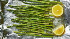 Ψήνουμε σπαράγγια στο αλουμινόχαρτο
