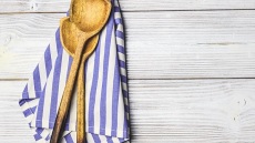 Τι κάνεις με μια ξύλινη κουτάλα για 2 εκατομ. θεατές;