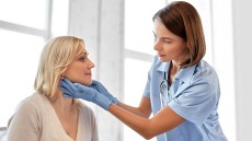 Έχετε θυρεοειδή; Τα συμπτώματα που θα σας ανησυχήσουν