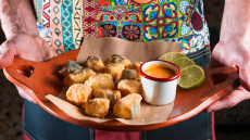 Τσιτσαρόν (σαν κροκέτες) ψαριού με σάλτσα πιπεριάς Φλωρίνης