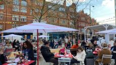 Βρετανία: «Τραπεζάκια έξω» και στιγμές ανεμελιάς για τους Λονδρέζους - Δείτε φωτογραφίες