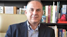 Δρ Γιώργος Μικρός: Ο κορυφαίος Έλληνας γλωσσολόγος που αποκωδικοποιεί τα μυστήρια των λέξεων