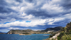 Ήπιος ο καιρός με λίγες βροχές Πέμπτη και Παρασκευή - Πτώση θερμοκρασίας και ενίσχυση ανέμων έως 8 μποφόρ το Σαββατοκύριακο