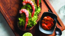 Γουακαμόλε με μάραθο, γαρίδες, αχινό και φρυγανισμένο χωριάτικο ψωμί