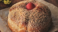 Ένα λαμπρόψωμο και τέσσερα συνοδευτικά για το πασχαλινό μενού