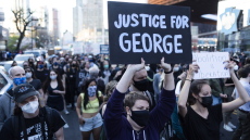 Τζορτζ Φλόιντ: Δάκρυσε συγκινημένη με την καταδίκη του αστυνομικού η κοπέλα που βιντεοσκόπησε τη δολοφονία  