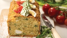 Αλμυρό κέικ με φρέσκα μυρωδικά και μους ανθότυρου