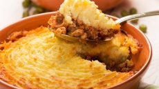 Πίτα του βοσκού με αρνίσιο κιμά και πουρέ πατάτας