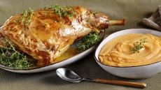 Μπούτι κατσίκι με πουρέ γλυκοπατάτας