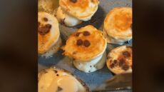 To κόλπο του TikTok για τέλεια μίνι πανκέικς μπανάνας 