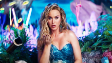 Η Κέιτι Πέρι μεταμορφώνεται σε γοργόνα για τις ανάγκες διαφημιστικού σποτ